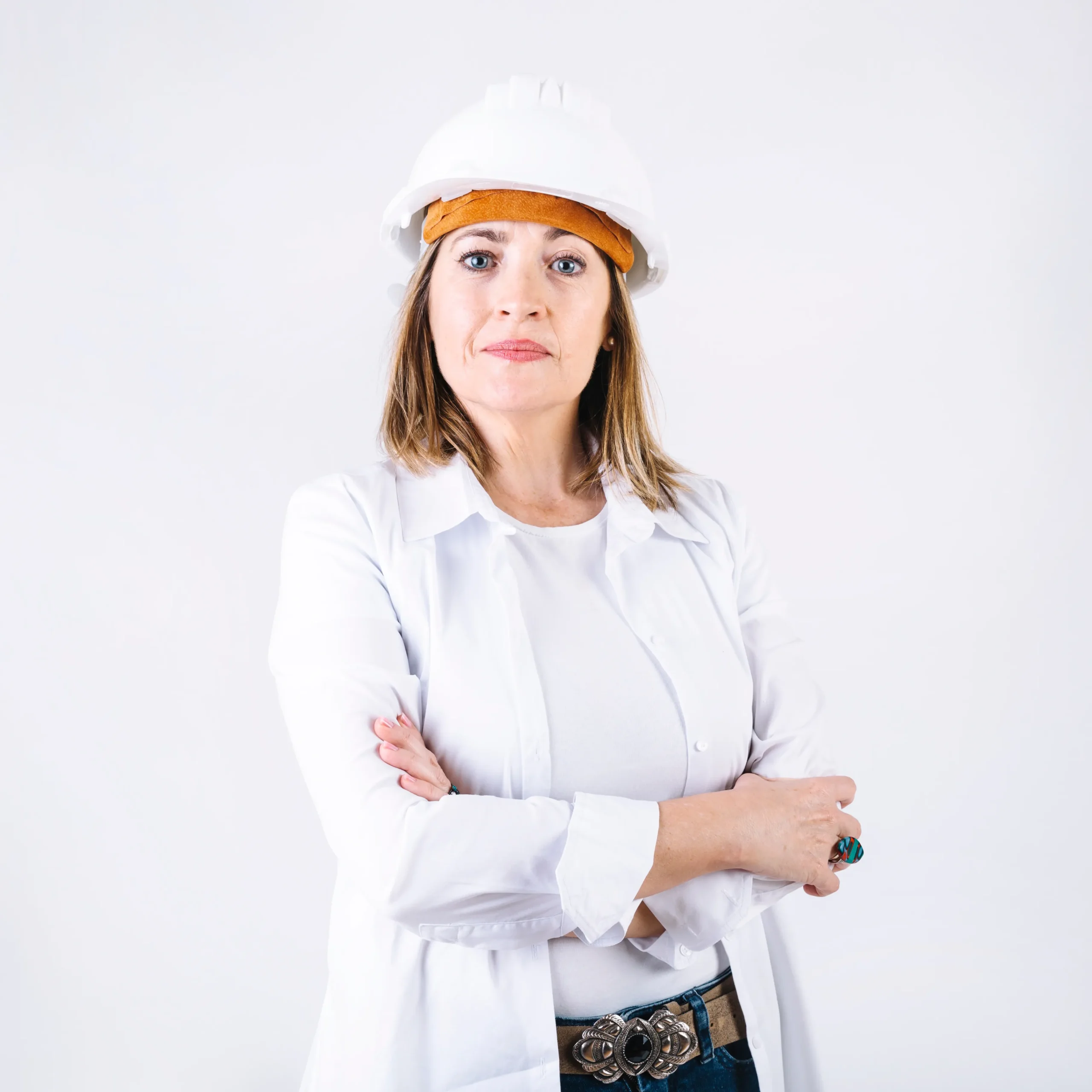 Architetto donna sicura di sé che indossa un casco con le braccia incrociate