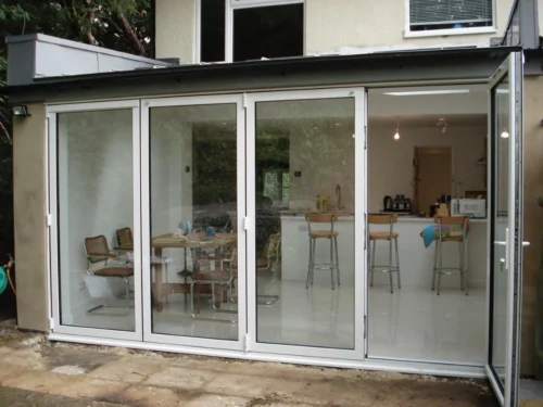 Portes pliantes en verre et aluminium pour extension de maison