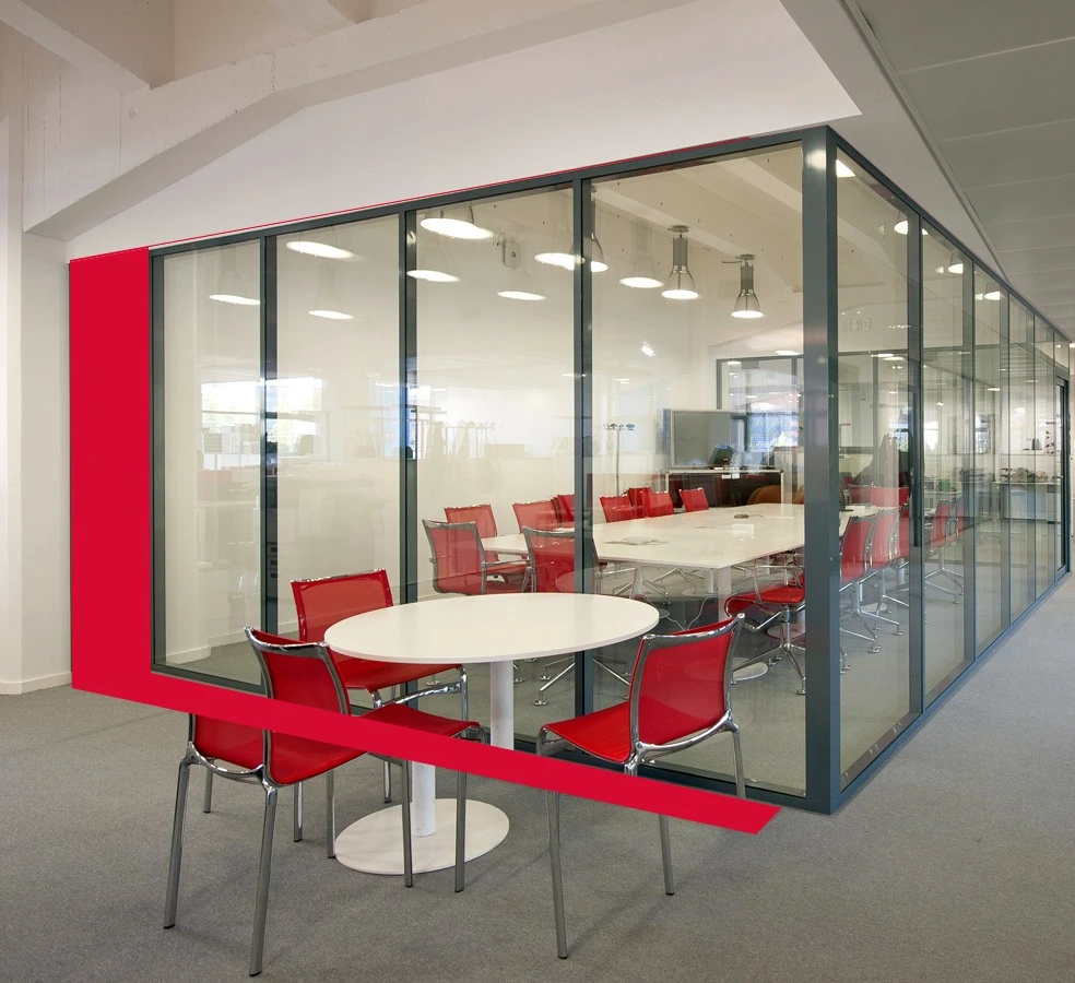 Divisória de vidro emoldurada elegantes paredes de vidro separando espaços de escritório com iluminação natural