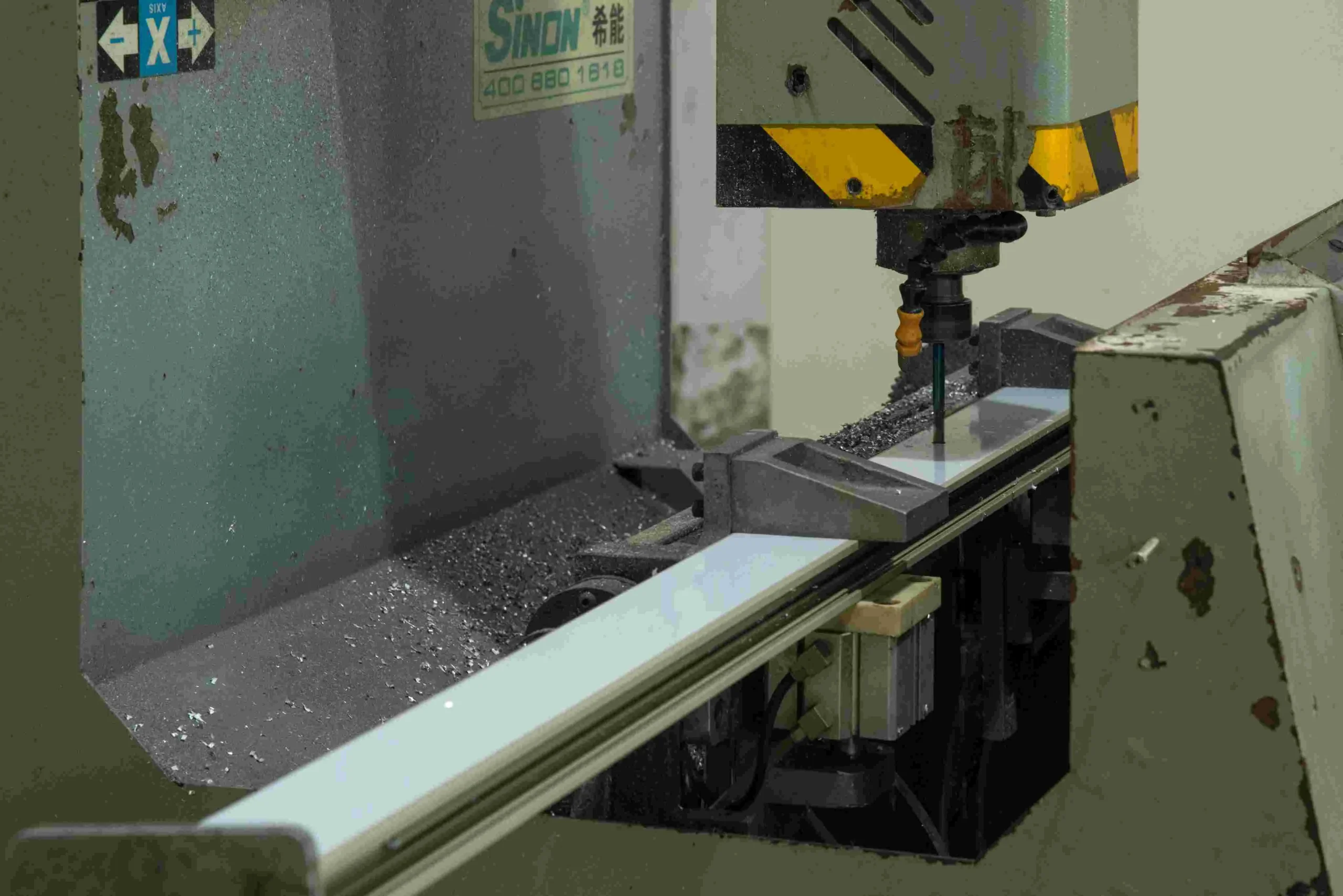 Precision machining of aluminum profiles in production line