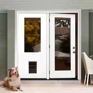 Porte d'entrée élégante avec des panneaux de bois audacieux et des accents de verre