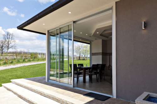 Portes vitrées menant de la salle à manger au patio de campagne