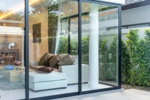 Modernes Wohnzimmer mit Aluminium-Glasschiebetüren zum Garten