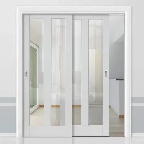 Portes coulissantes blanches avec panneaux en verre transparent reflétant la pièce