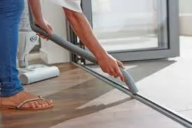 Cleaning door track using vacuum