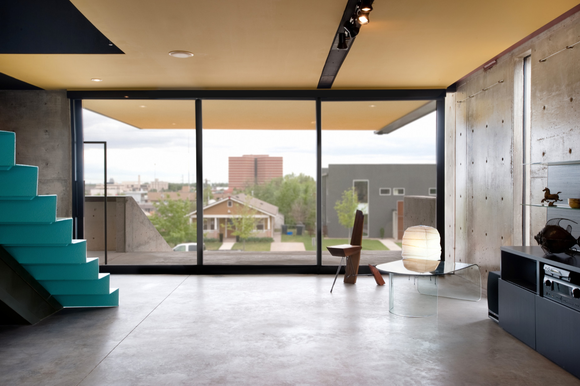 Modernes Interieur mit Aluminium-Schiebetüren, die eine malerische Aussicht bieten