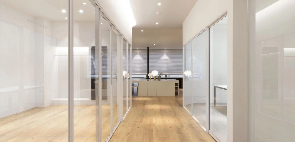 Divisória de parede com estrutura vertical Série F50