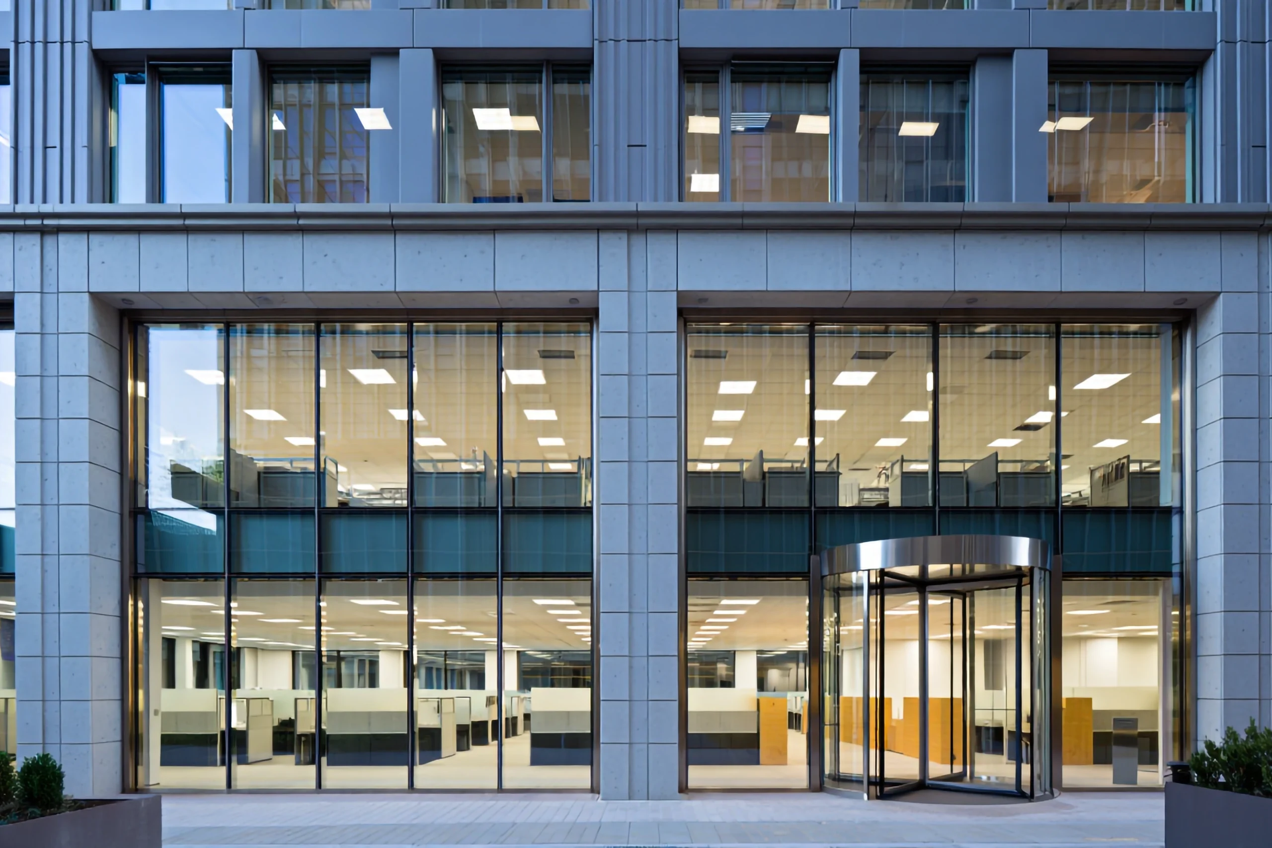 Eingang zu einem modernen Bürogebäude mit gläserner Schaufensterfront