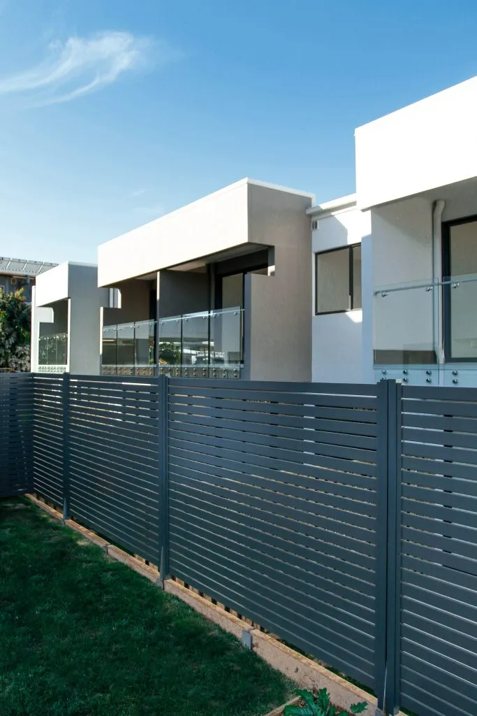 Barandillas de aluminio con rejillas de ventilación