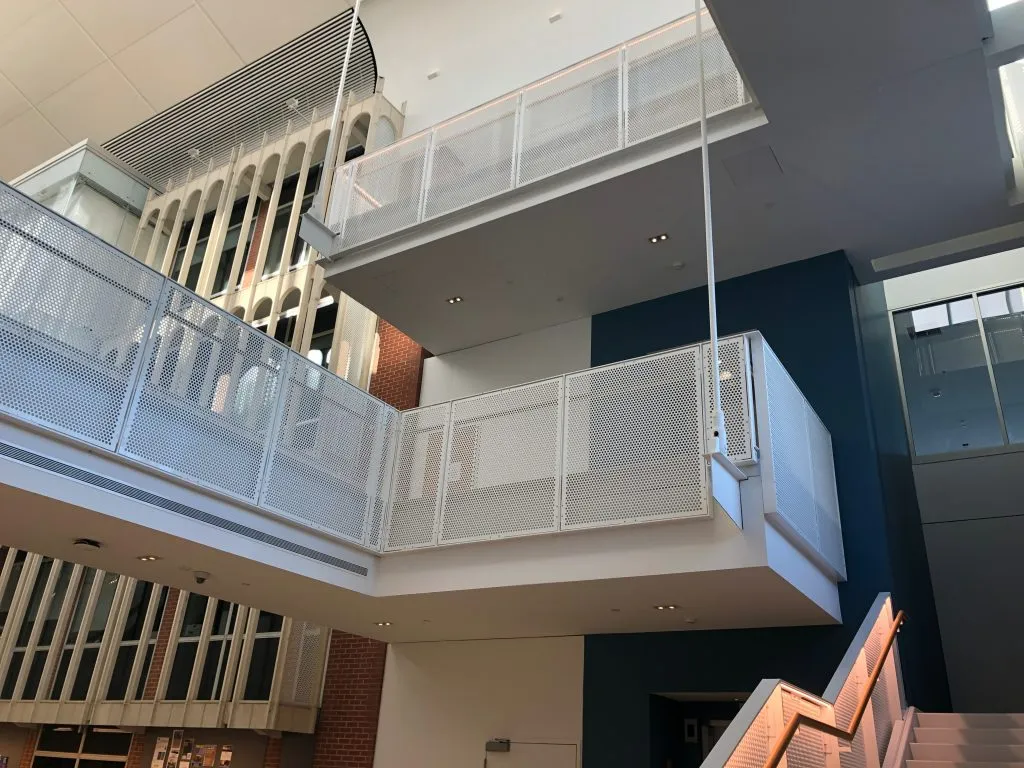 Barandilla de panel perforado de aluminio