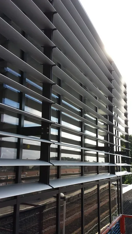 Ingeniería de fachadas con lamas exteriores