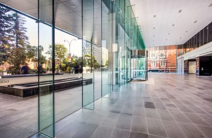 Cortina de vidro com aletas