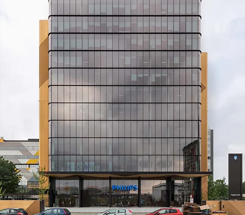 커튼월과 매장 전면 사이의 1층 전환부