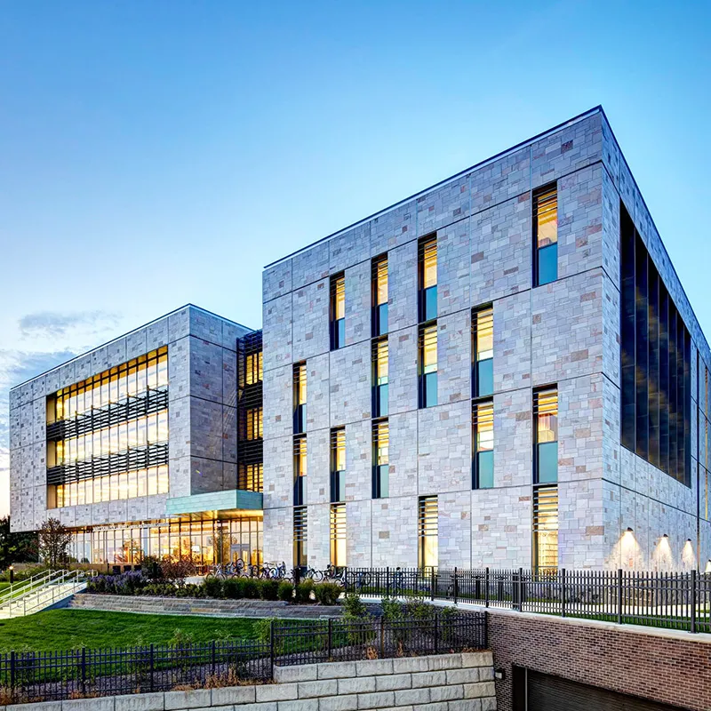 Centro commerciale con pareti esterne rivestite in pietra