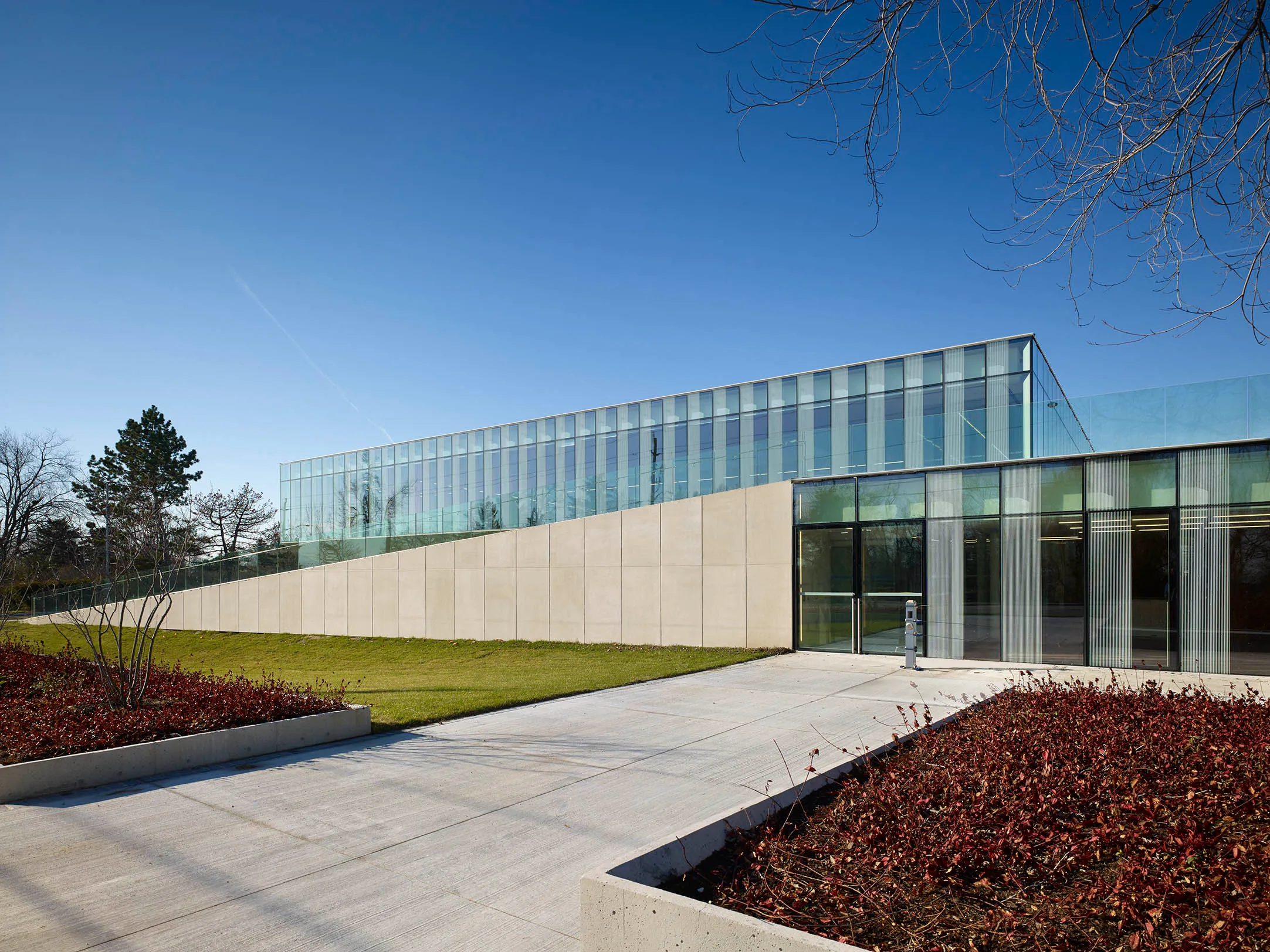 Materiales de piedra especializados para la construcción de muros cortina de fachadas.