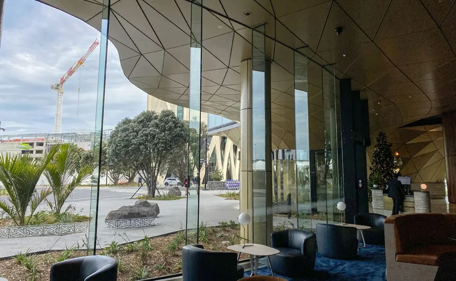 Muro cortina con aletas de vidrio del hotel