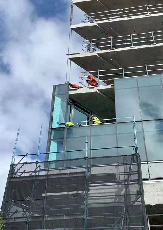 processus d'assemblage de murs-rideaux unitisés