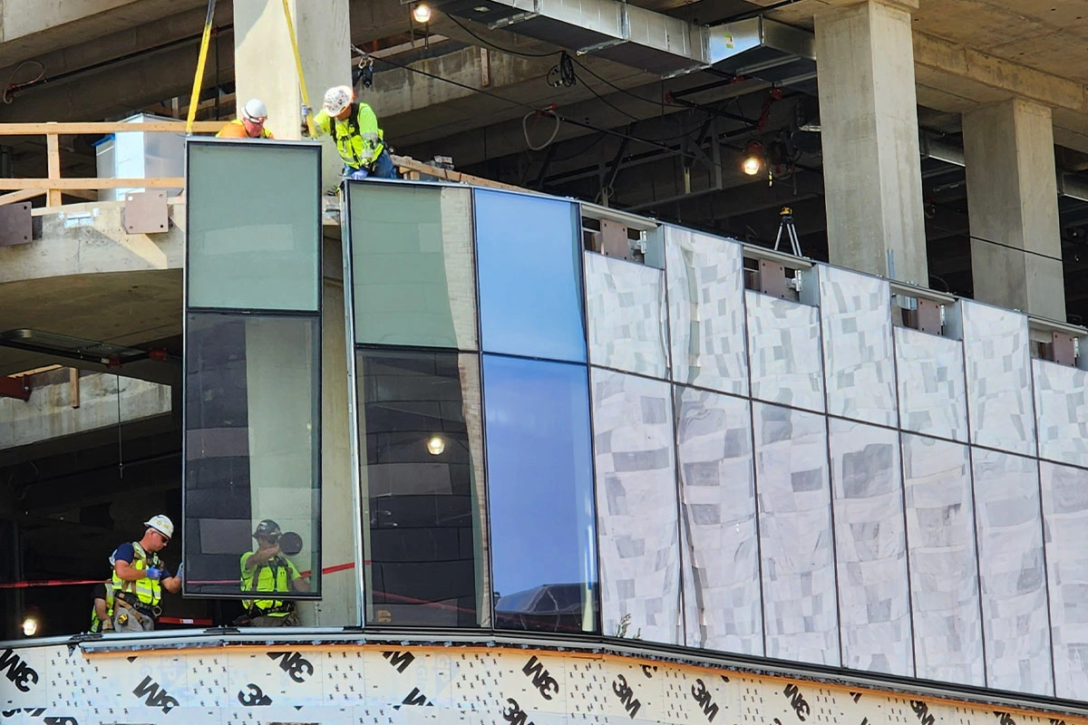 Instalación de muro cortina unificado de aluminio y vidrio