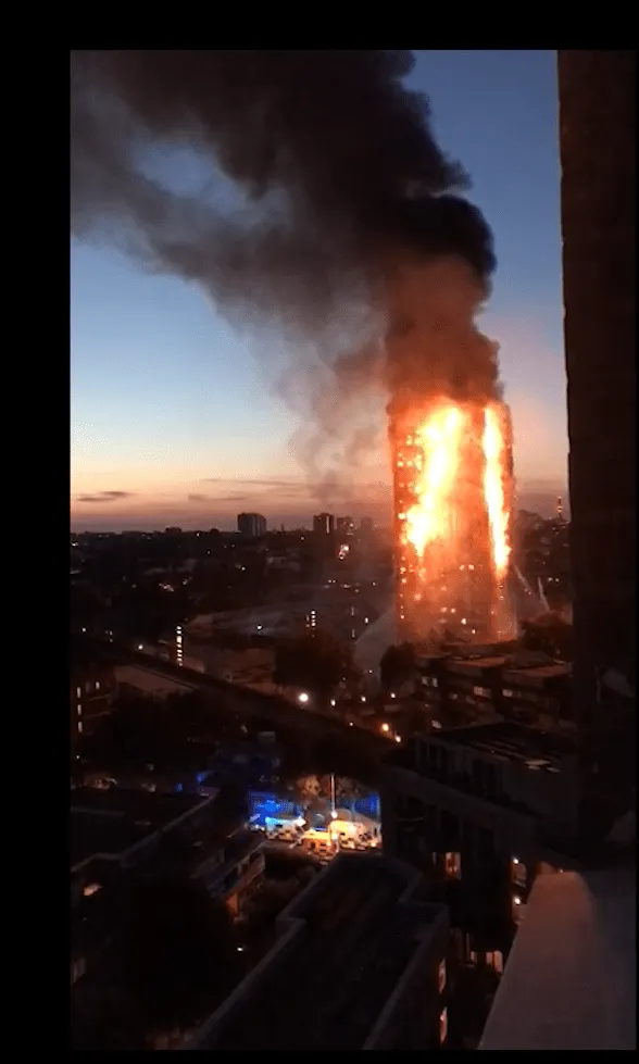 그렌펠 타워는 오전 3시 30분경에 무너졌습니다.