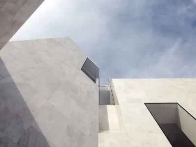 Muro cortina de fachada de edificio de losa de piedra